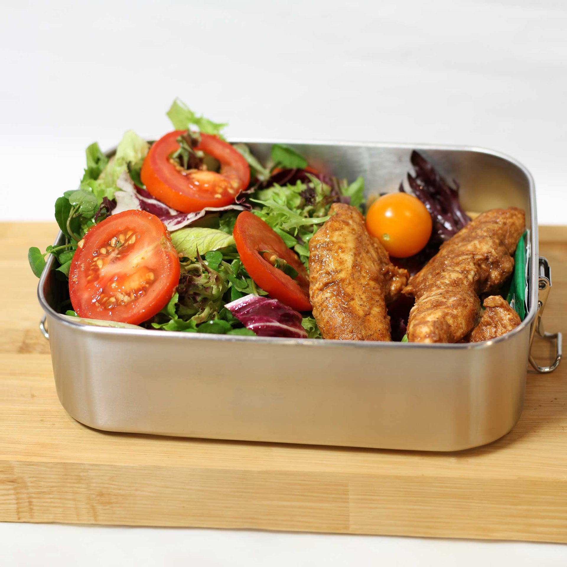 https://lftovrs.com/cdn/shop/files/1600ml_lunchbox_with_salad_and_chicken.jpg?v=1702066743&width=1920